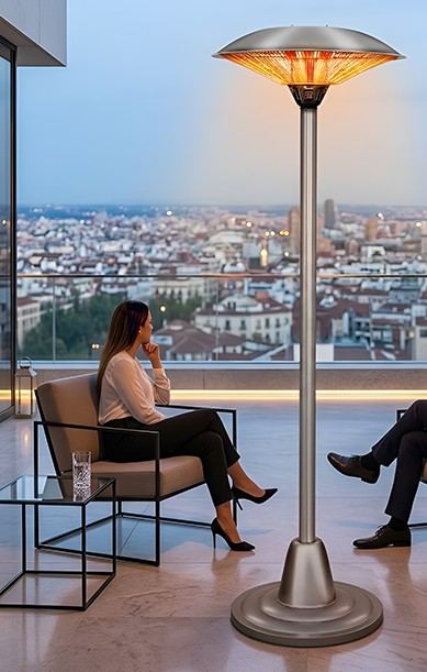 Calefactor de terraza de pie ANWO en la terraza de un hogar con vista a la ciudad