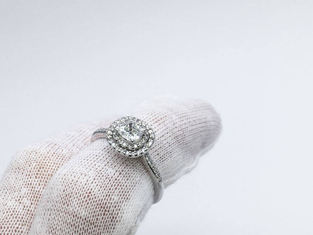 Bague de fiançailles en or blanc avec un double halo de diamant et un diamant coussin au centre