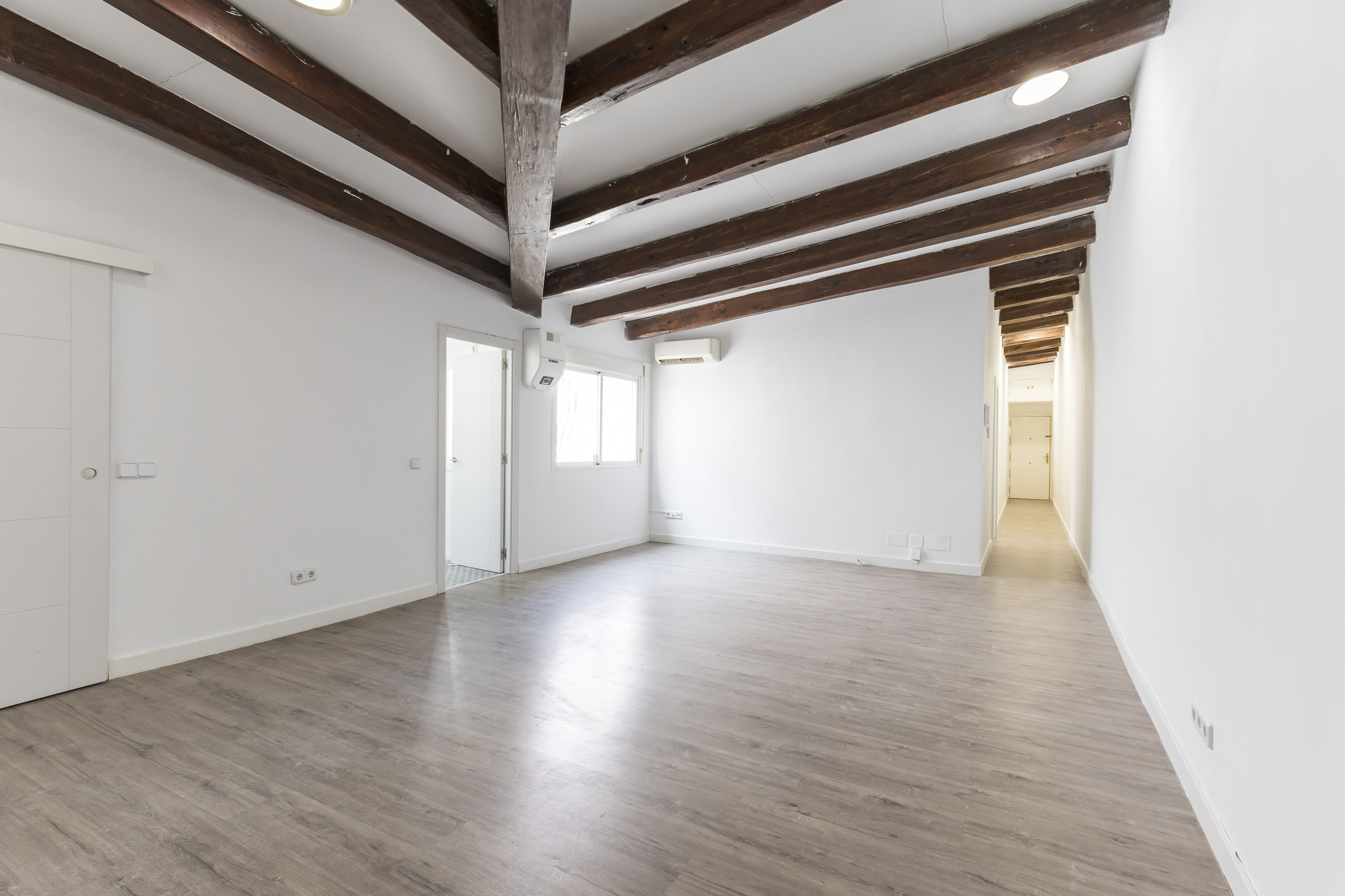 Bright, unfurnished one-bedroom, one-bathroom apartment in Malasaña - Image 4