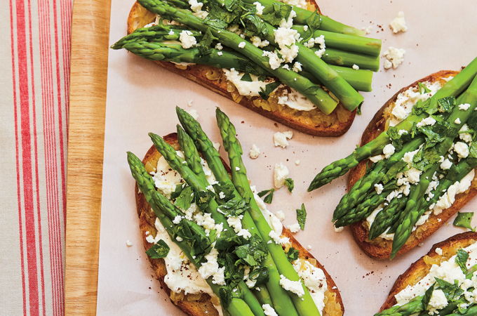 Tartine oignons, asperges et feta