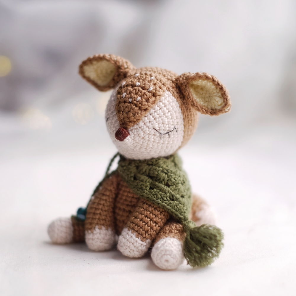 The Little Fawn - Padrão de crochê Amigurumi de cervo [PDF em inglês]