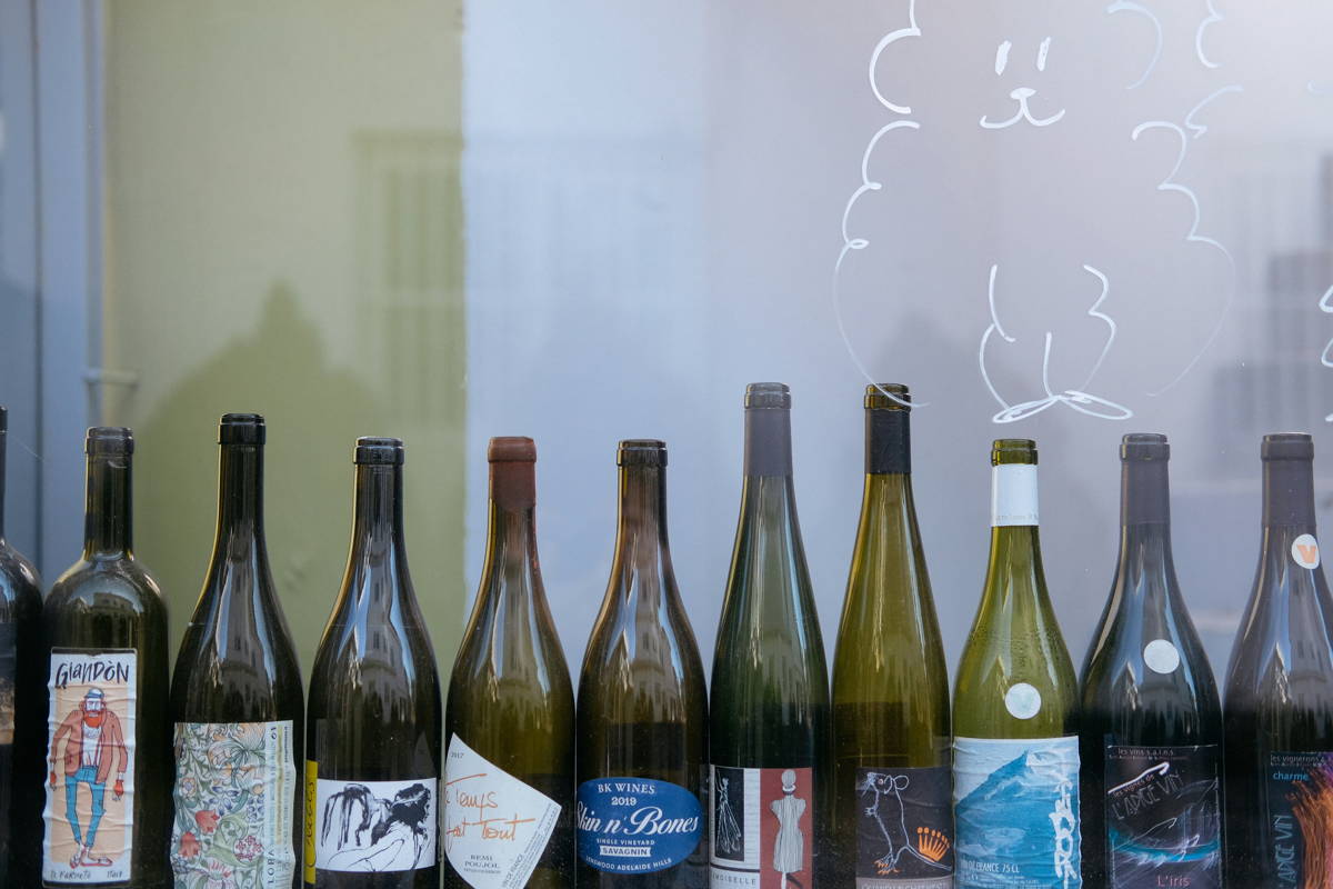 Bouteilles en ligne pour une dégustation horizontale de vins