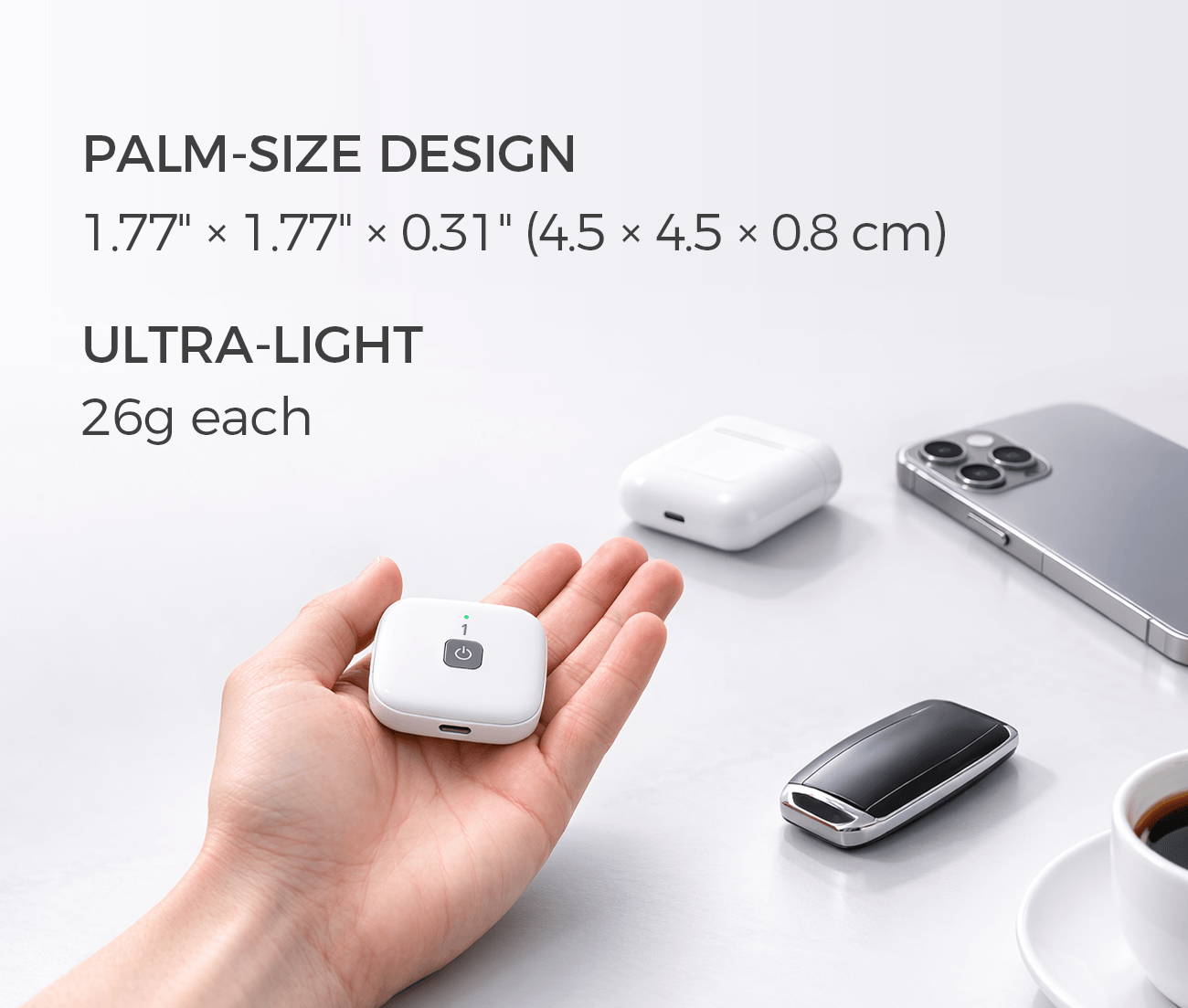 تم وضع جهاز Wellue اللاسلكي للعلاج بتقنية TENS وجهاز التحكم عن بعد الصغير على طاولة بجانب هاتف ذكي وحقيبة مكياج لإظهار التصميم المدمج والمحمول.