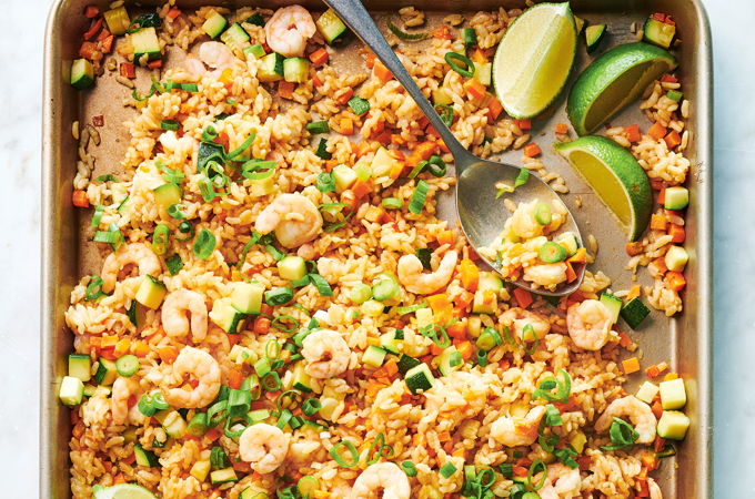 Riz frit aux crevettes sur une plaque