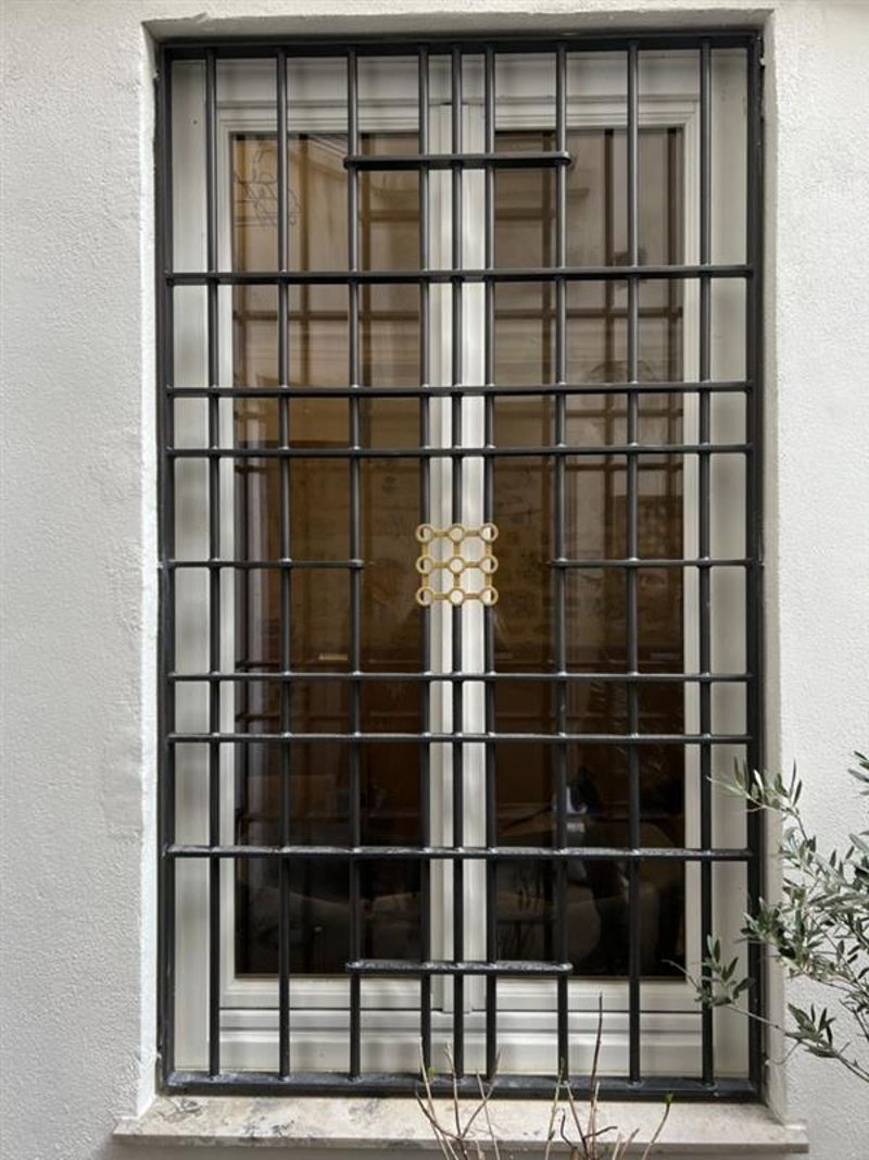 Pose d'une grille de défense sur fenêtre