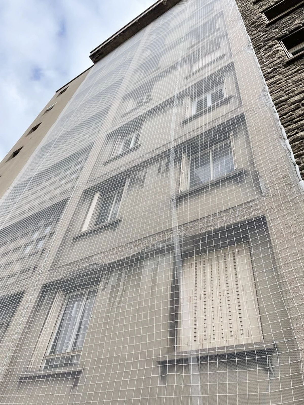 Mise en sécurité de façade parisienne sous filet de protection par Gratte-Ciel