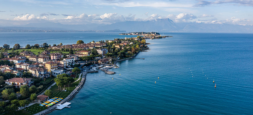 La Regione Lombardia annuncia: buona qualità dell'acqua dei laghi lombardi, preoccupano bombe d'acqua e siccità legate al cambiamento climatico