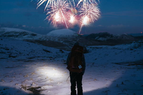 Taschenlampe und Feuerwerk im Winter