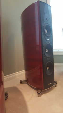 Sonus Faber Futura flawless.  Price to sell quickly