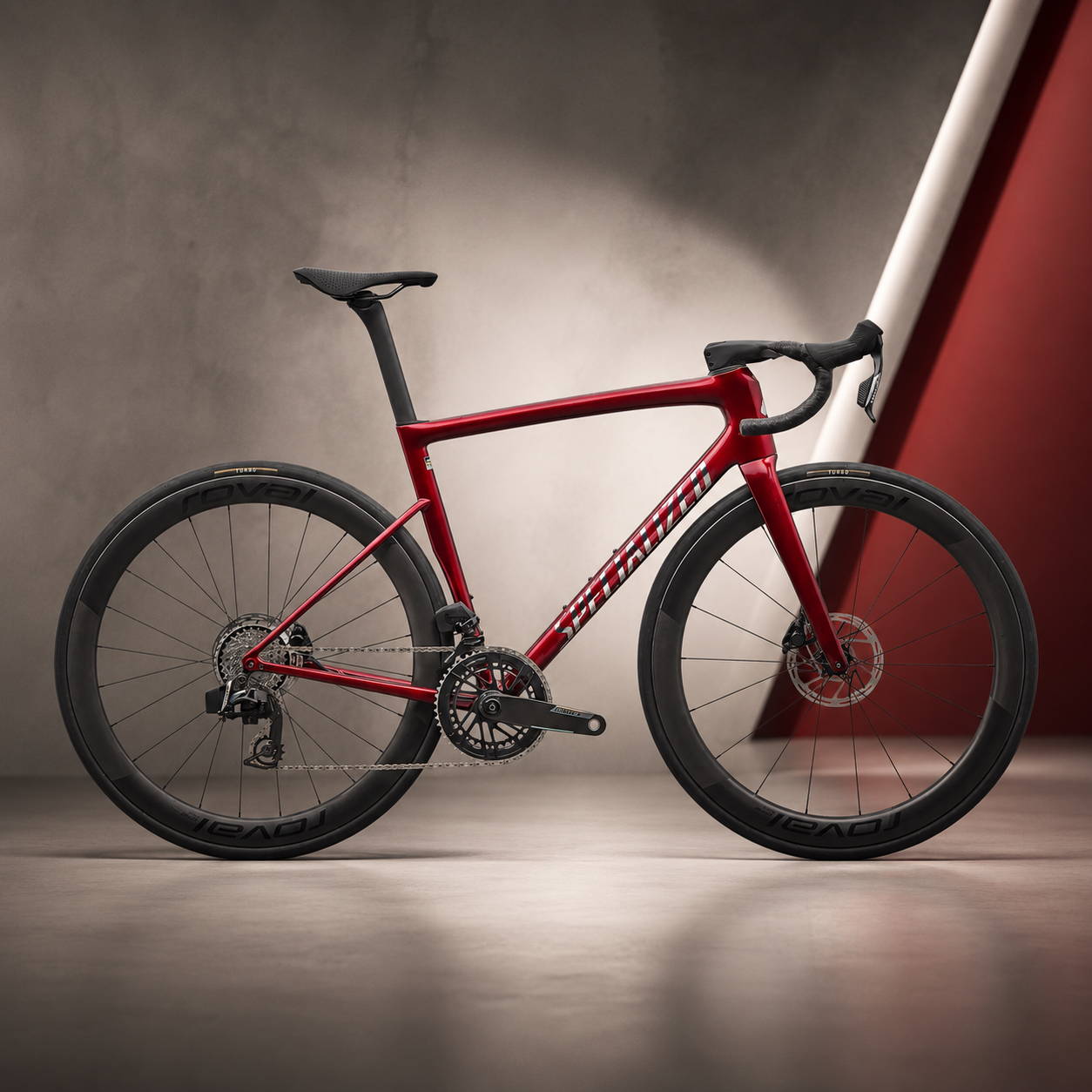 Rode Specialized Tarmac SL8 racefiets met aero carbon frame en hoge Roval-wielen in moderne studio-opstelling