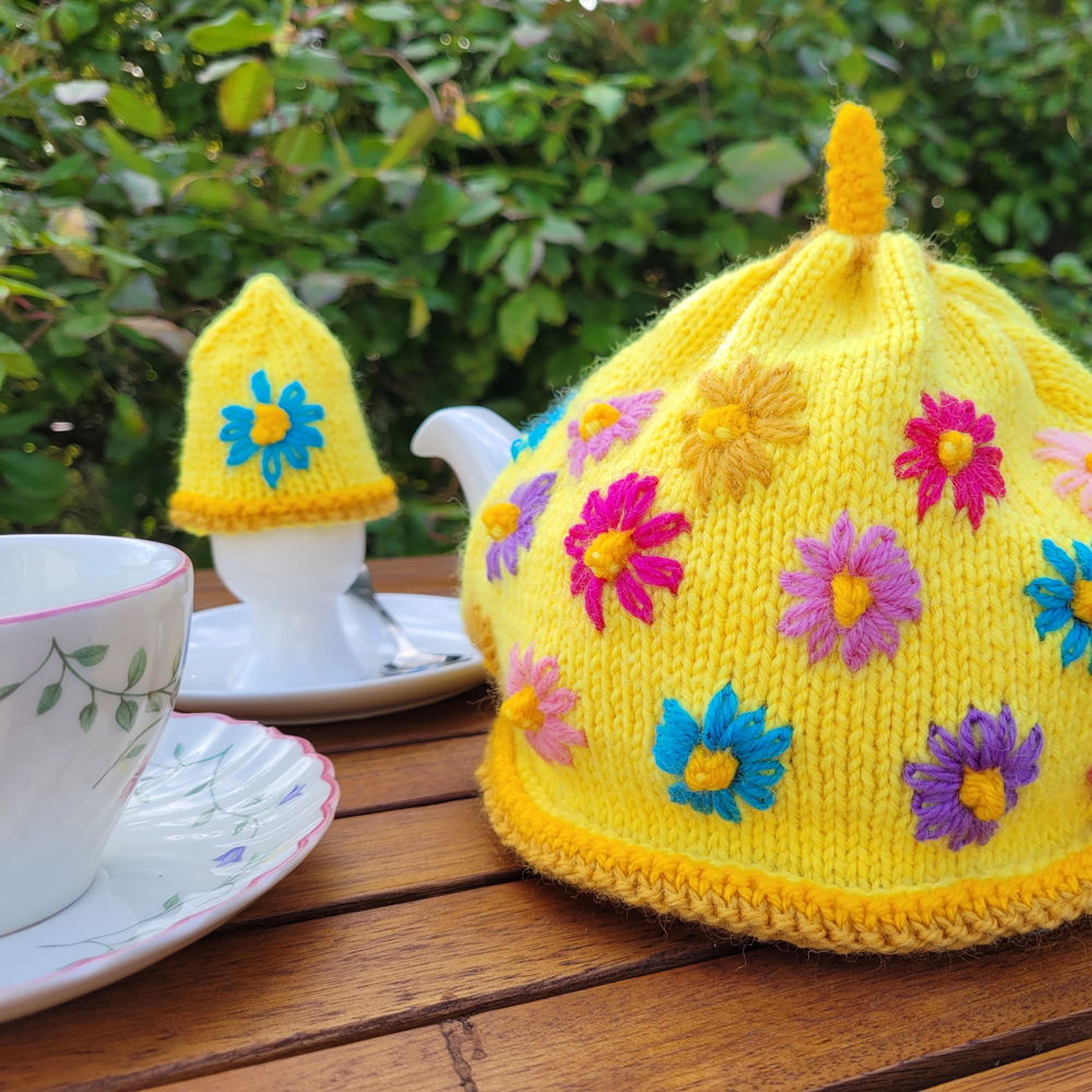 Theemuts met kleine bloemen en bijpassende eiermuts