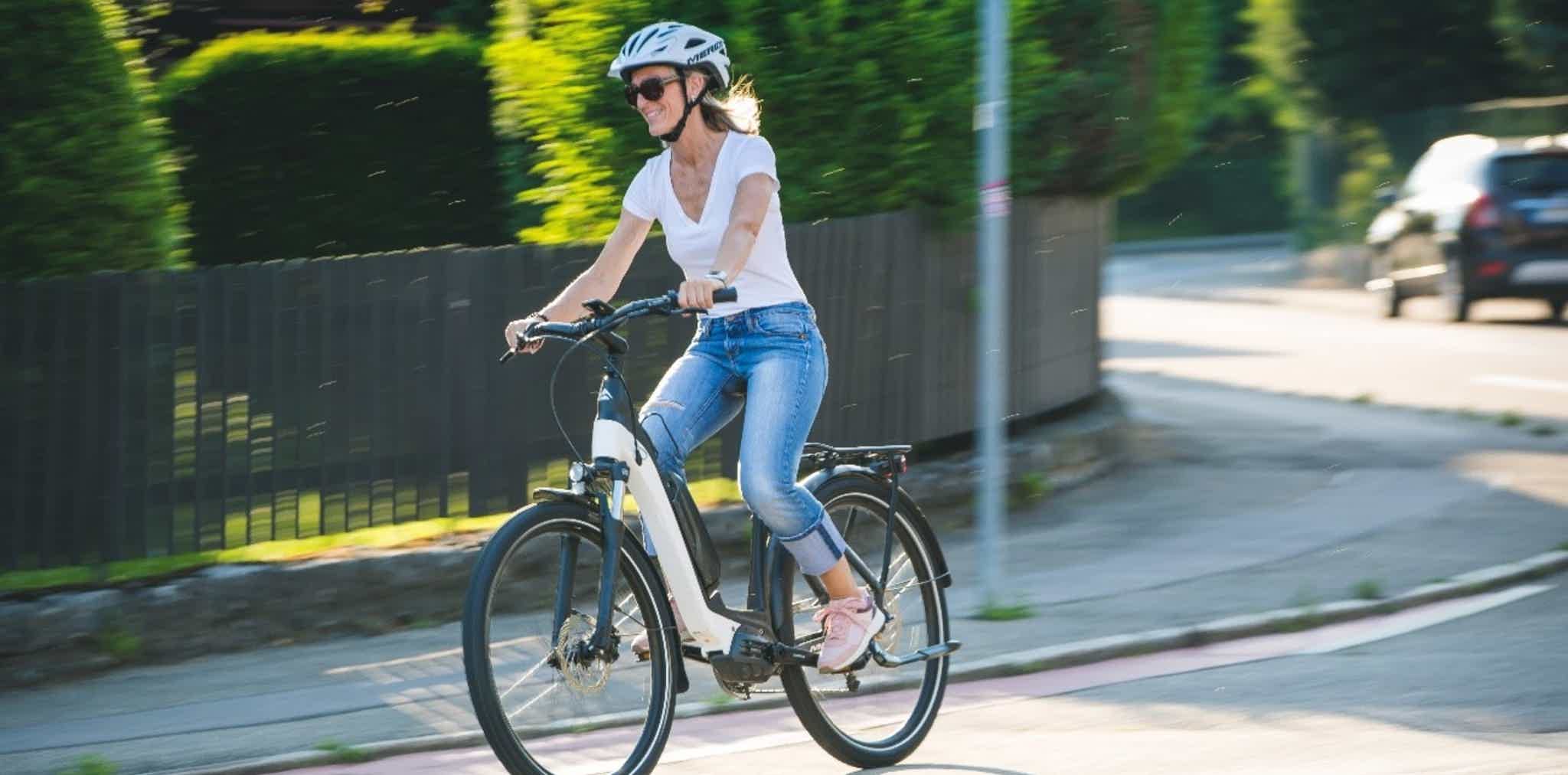 Imagen de recurso de una persona rodando con una e-bike.