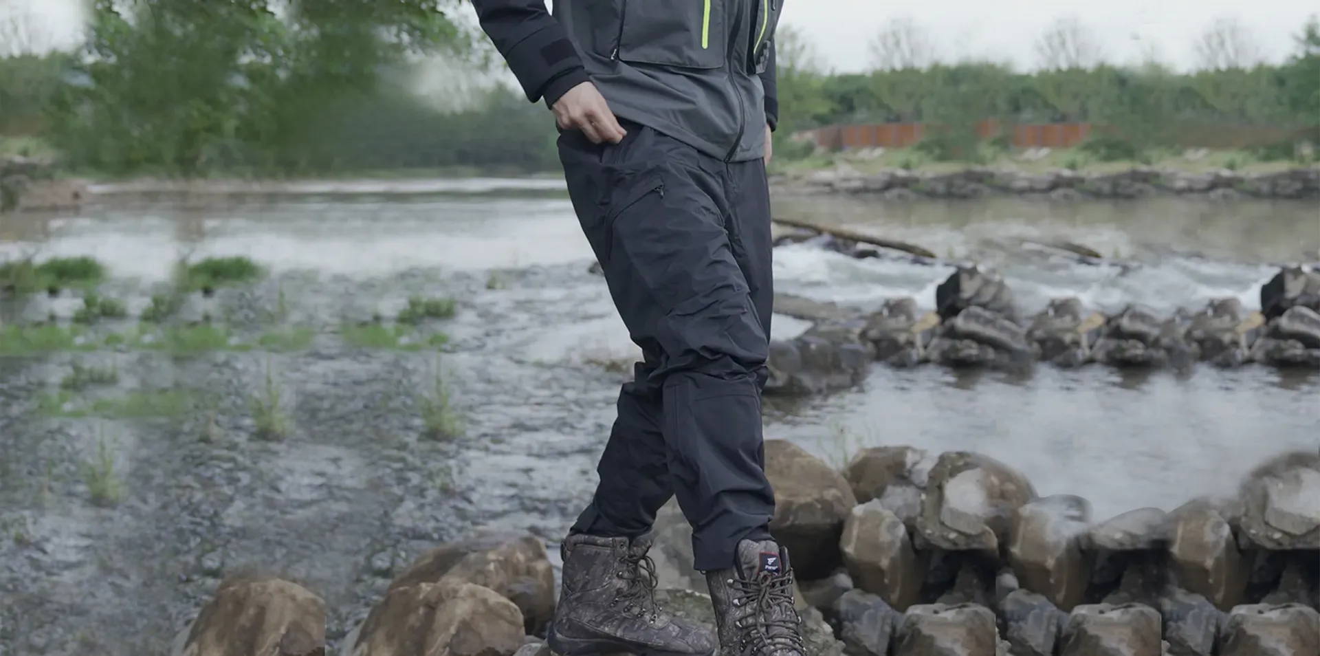 This fishing pants have 6 easy access pockets