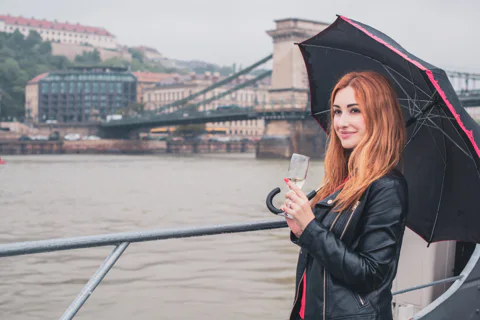 Budapest: Sightseeing-Bootsfahrt mit Begrüßungsgetränk