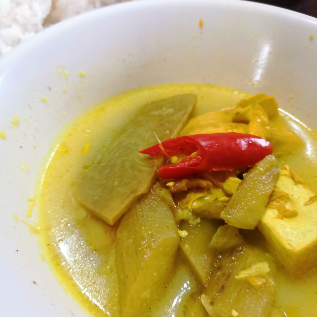 Masak lemak yam.. A twist additional of dried shrimp and anchovies, substitute santan with evaporated milk and assam keping. Satisfied in hot during rainy day just like that.