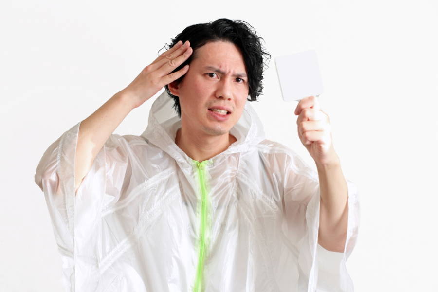 髪型を気にする男性