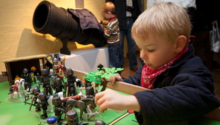 kindermuseum adlerturm kind spielt mit rittern