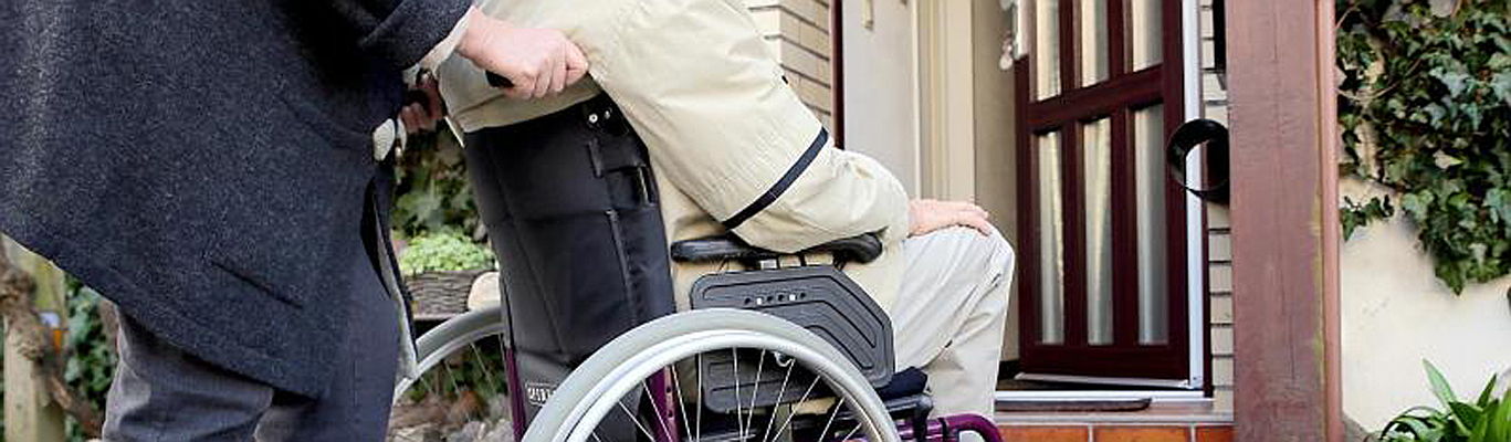  Minden
- Hindernis vor der Haustür: Eine Rampe kann das Leben von Rollstuhlfahrern und ihren Angehörigen erleichtern. Foto: Mascha Brichta/dpa-tmn