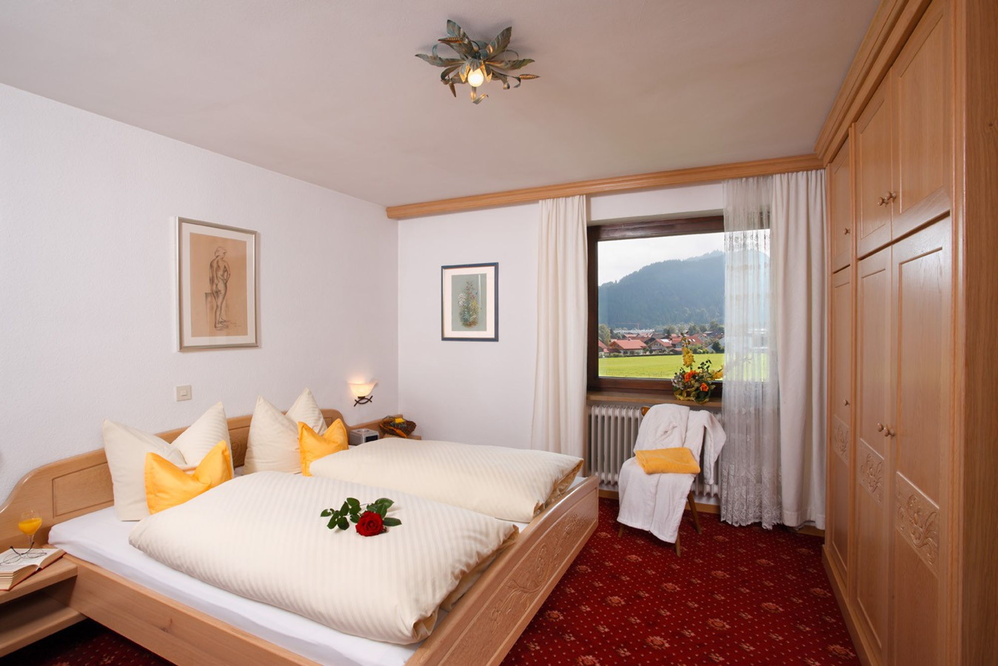 Eines der beiden Schlafzimmer mit Doppelbett in Ferienwohnung für Familien mit Kindern