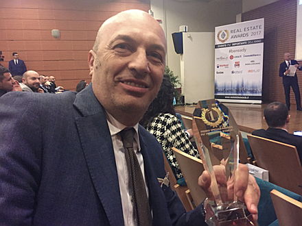  Roma
- Real Estate Awards 2017 - Marco Rognini mostra il Premio vinto come migliore agenzia immobiliare in Italia nel segmento di pregio