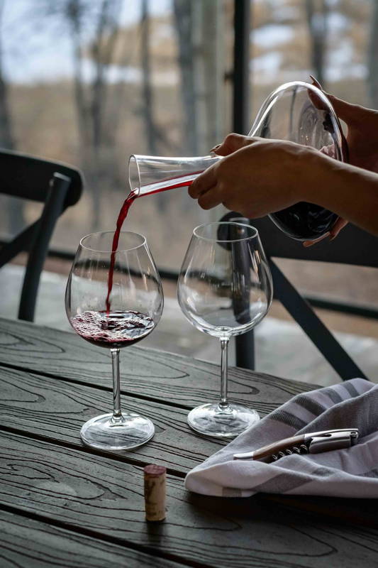 carafe et verres de vin