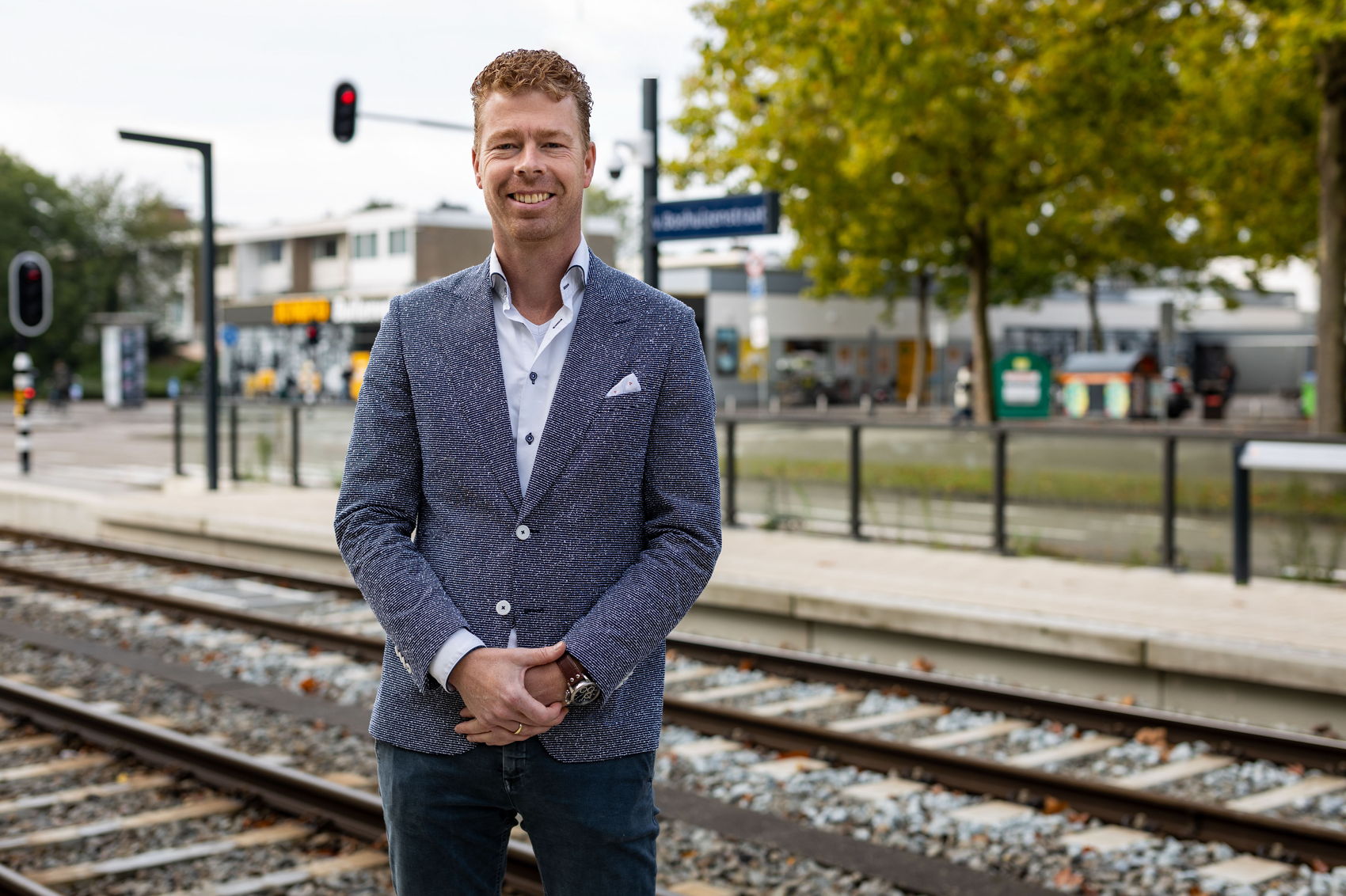 Ondernemer Bob Bobeldijk bij de halte Van Boshuizenstraat. Ondernemer Bob Bobeldijk bij de halte Van Boshuizenstraat.