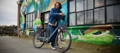 Gazelle Paris C7 elektrische stadsfiets met lage instap, afgebeeld in zijaanzicht op neutrale achtergrond, met Bosch middenmotor, gesloten kettingkast, verende voorvork en zadelpen, MIK-bagagedrager en spatborden – gericht op comfortabel dagelijks gebruik en woon-werkverkeer.