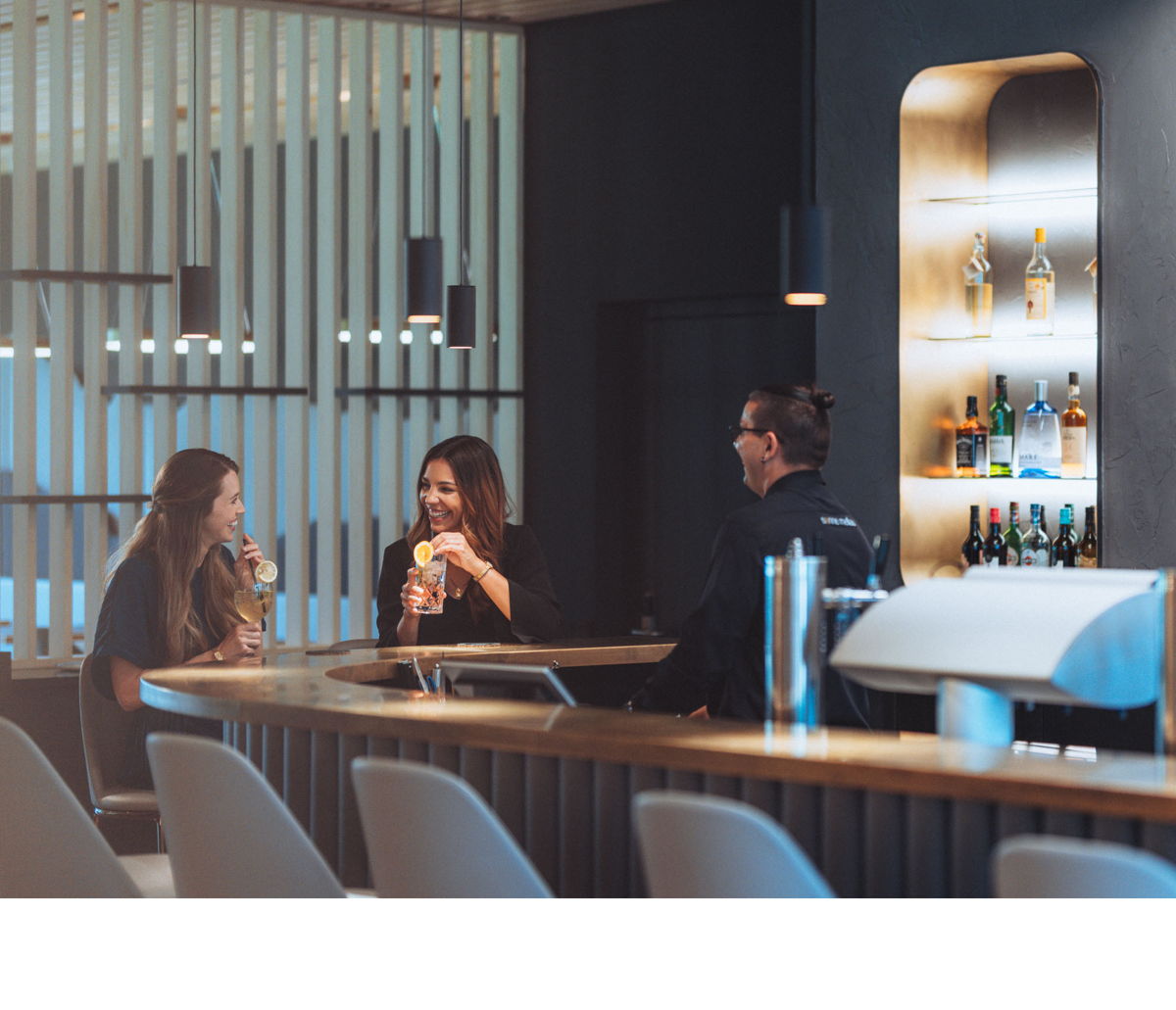 Kühle Drinks in der Hotelbar: Knut Hansen Gin Flasche in der Hand des Barkeepers