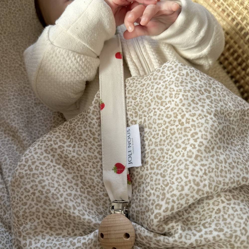 Lange XL et mini élégant de la marque suisse Joli Nous, un accessoire premium pour bébé, alliant design raffiné et qualité exceptionnelle