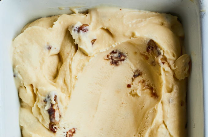 Crème glacée à l’érable et aux noix