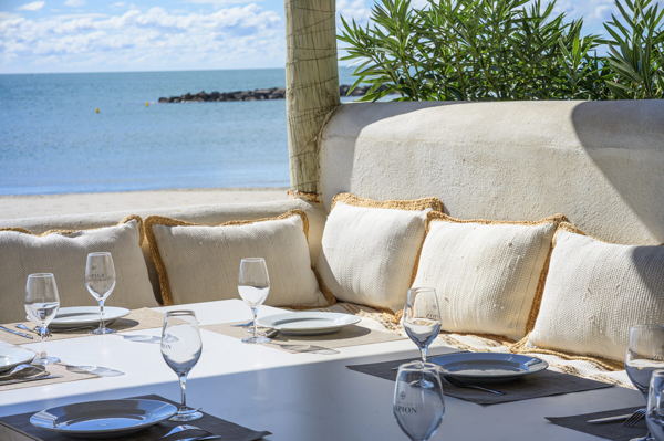 Villa Carnon déjeuner en 1ere ligne face mer