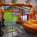 Salle de distillation avec les alambics Pot Stills de la distillerie GlenWyvis dans le nord-ouest des Highlands d'Ecosse