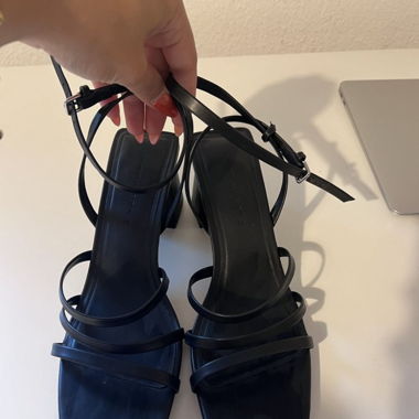 Hohe schwarze Sandalen