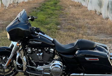 2023 HARLEY-DAVIDSON STREET GLIDE motorcycle for rent near Lake Hamilton, FL