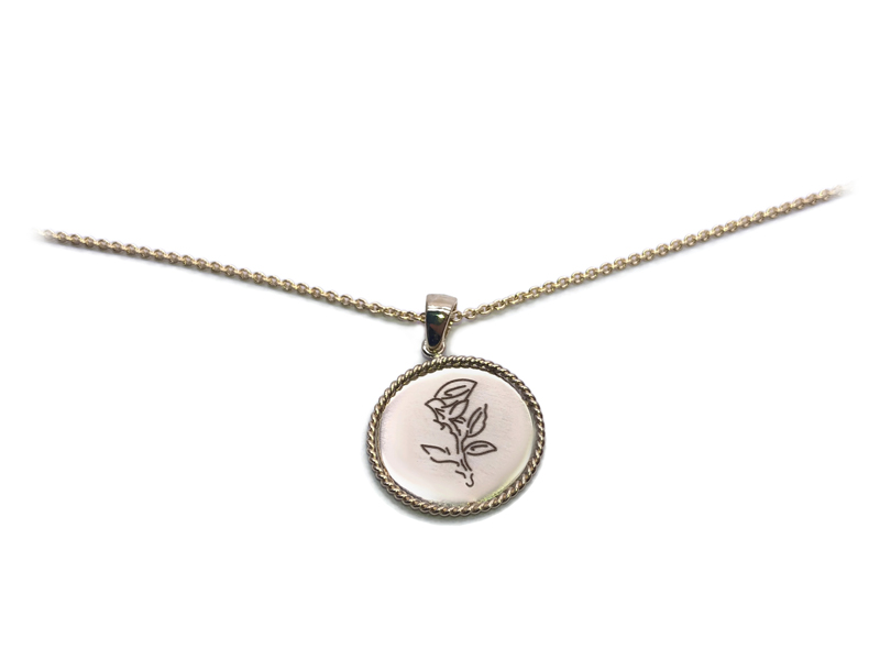 pendentif medaille en or jaune avec une rose gravée