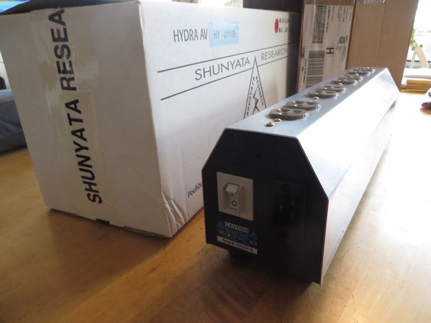 SHUNYATA HYDRA AV 8 outlet power conditioner