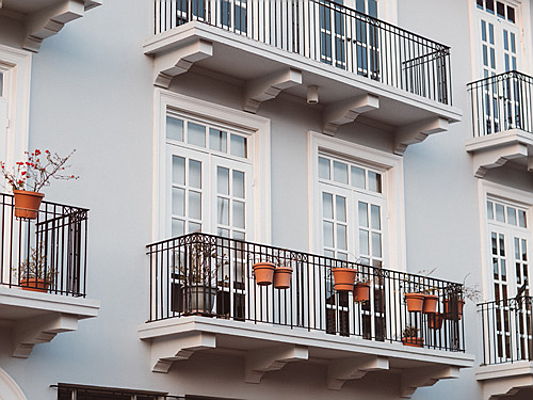  Berlin
- Helles Mehrfamilienhaus mit Balkonen