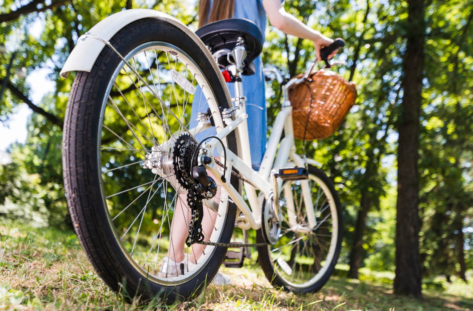 Une jeune femme se balade en forêt avec son vélo électrique reconditionné ShiftBikes