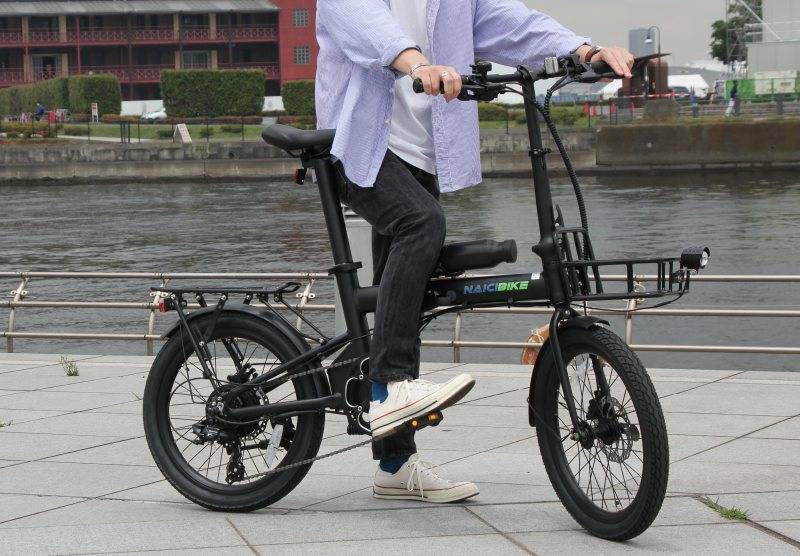 港で自転車に乗る男性