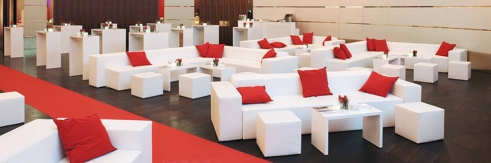weisse Eck Lounge Garnitur mieten mit Sitzwürfel für Hotel, Event, Messe