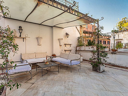  Munich
- This exclusive detached house is located between the Pantheon and Piazza Navona. It offers four bedrooms and six bathrooms over a living area of approximately 210 square meters. The property is available for 3,5 million euros.
