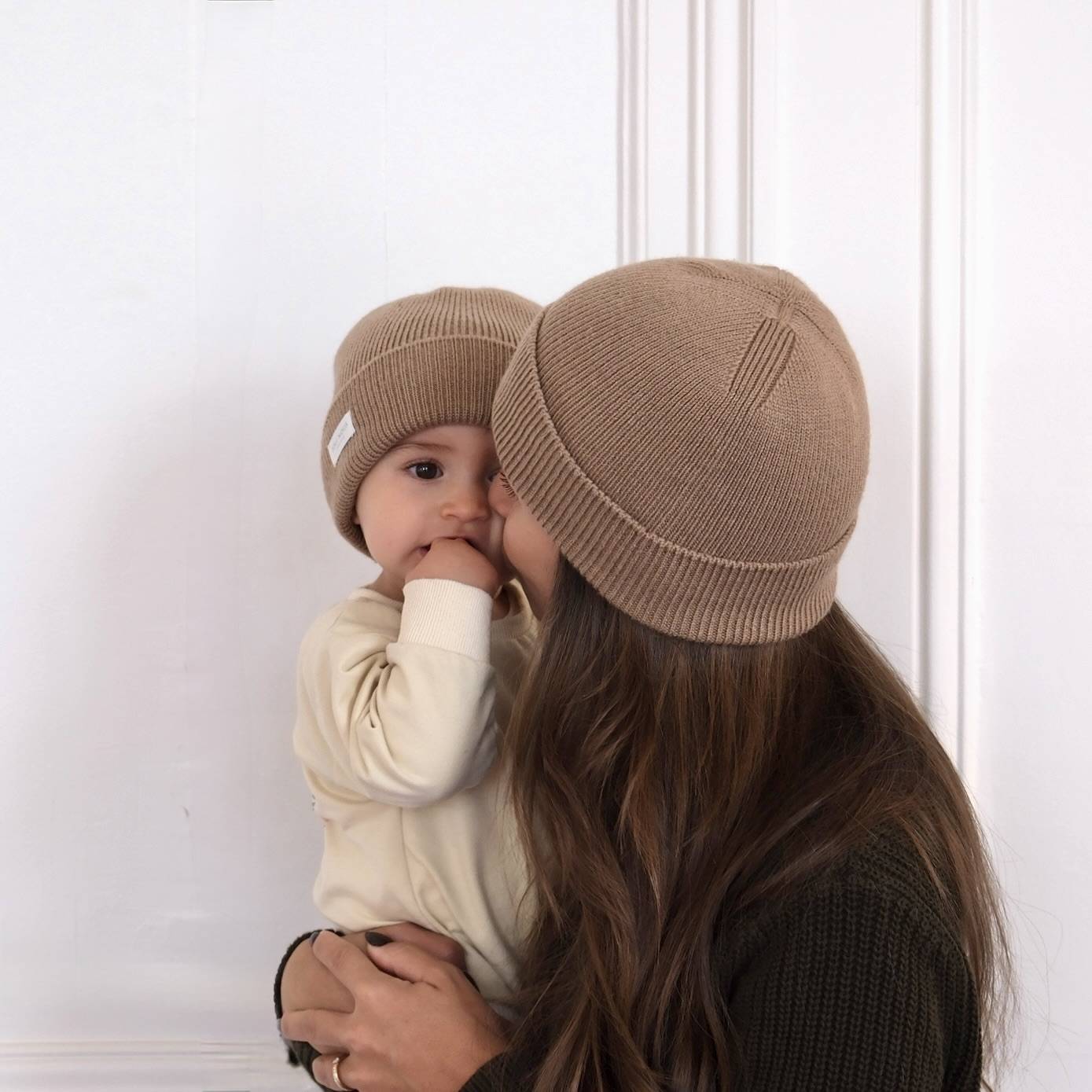 foulard pois bleu blanc élégant de la marque suisse Joli Nous, un accessoire premium pour bébé, alliant design raffiné et qualité exceptionnelle OEKO-TEX GOTS