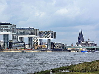  Düsseldorf
- Kranhäuser in Köln am Rhein mit Dom im Hintergrund