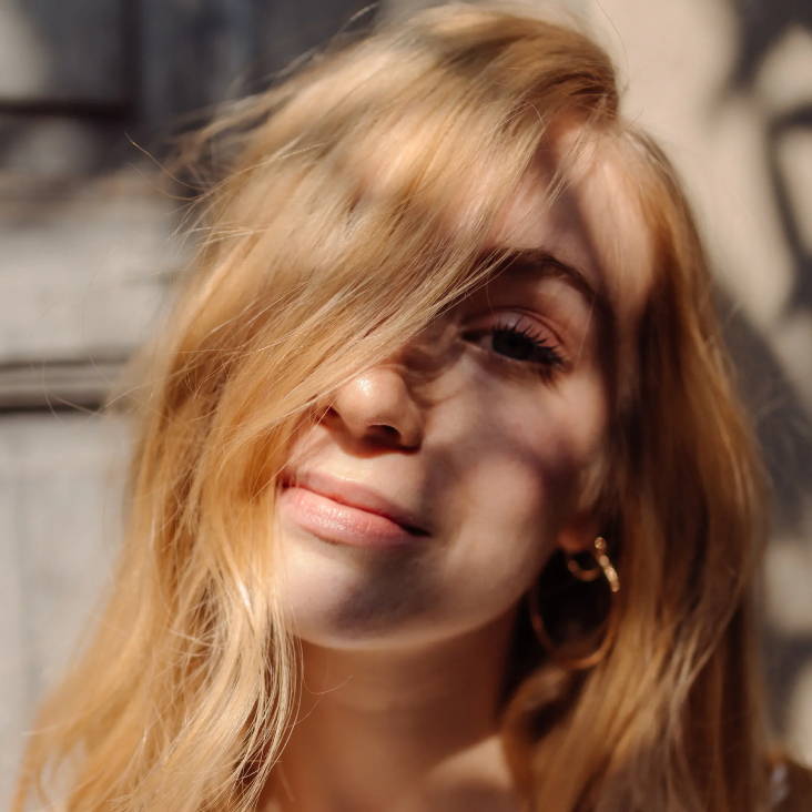 woman with curtain bangs