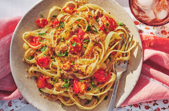 Fettuccines aux anchois, au thon et aux tomates cerises (pasta al tonno)