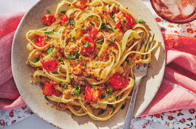 Fettuccines aux anchois, au thon et aux tomates cerises (<i>pasta al tonno</i>)