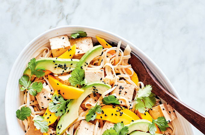 Salade de nouilles de riz au tahini, au tofu et à la mangue