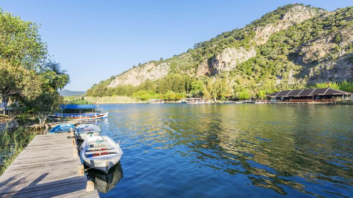 Dalyan is known for its therapeutic mud baths and natural thermal springs. Visitors can immerse themselves in the mineral-rich mud, believed to have various health benefits