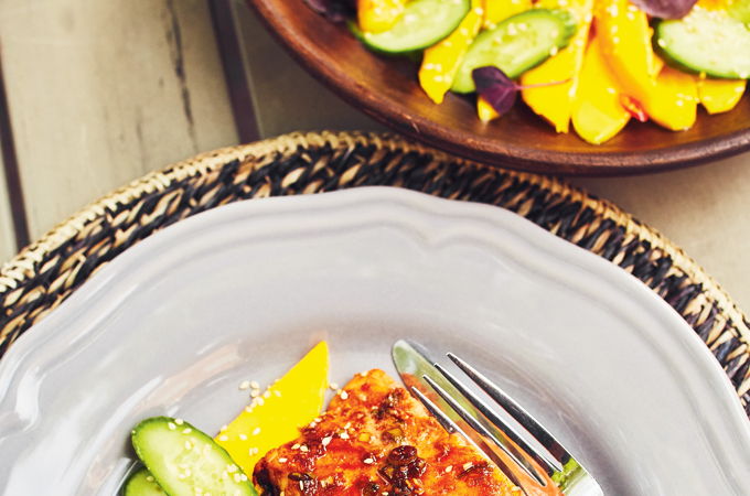 Saumon thaï grillé, salade de mangues et de concombres au sésame
