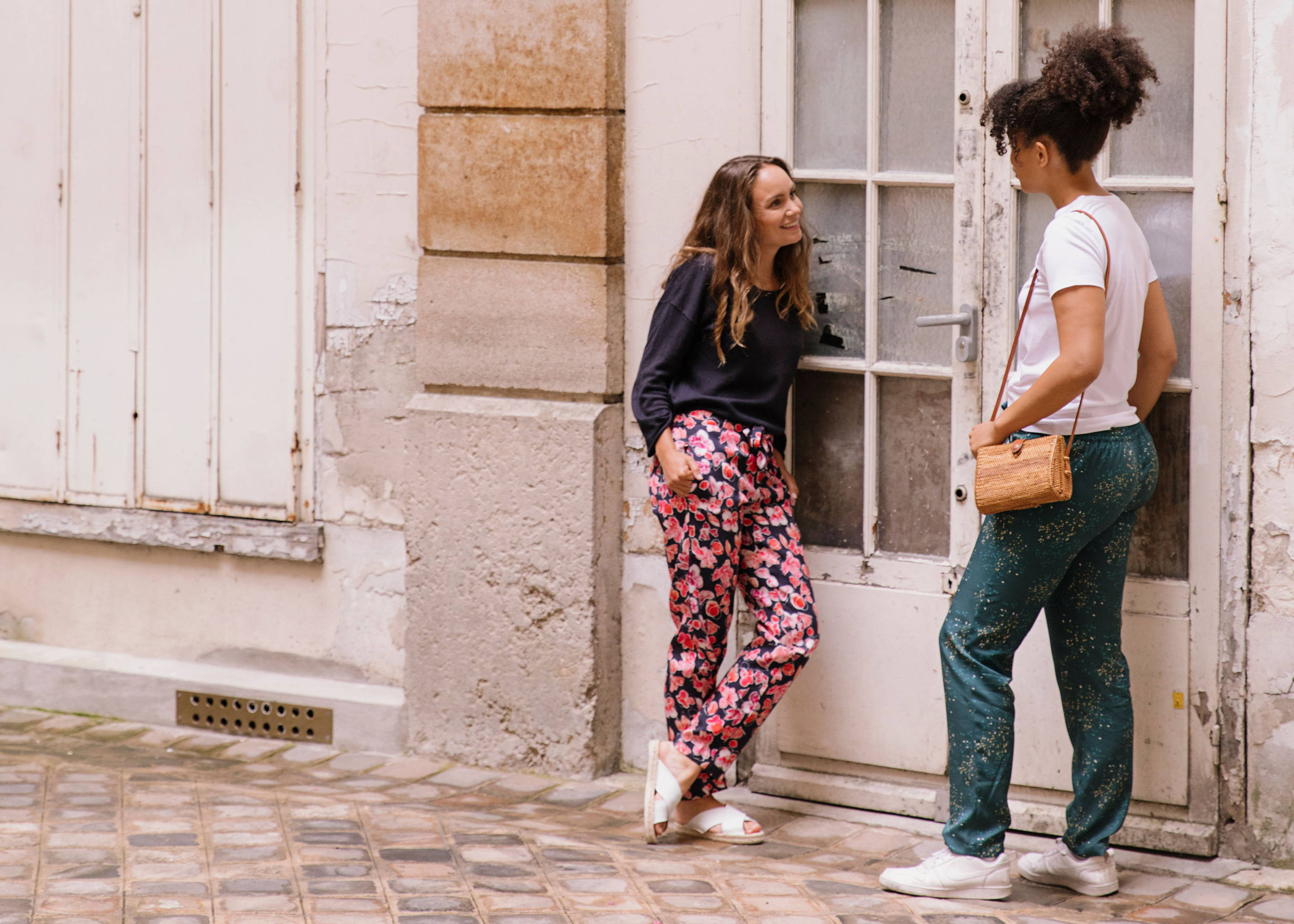 Nêge Paris – Pantalons de pyjamas de la première collection automne-hiver dans des coloris verts et bleus et rouges